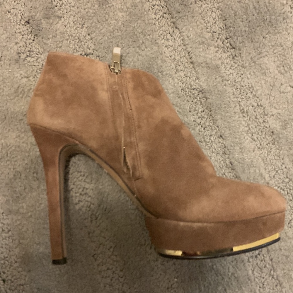 Vince Camuto suede Dira ankle bootie with side zip - Picture 5 of 6